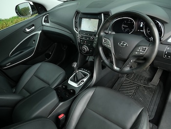 Used Hyundai Santa Fe 2018 for sale - 76323809: Photo 3