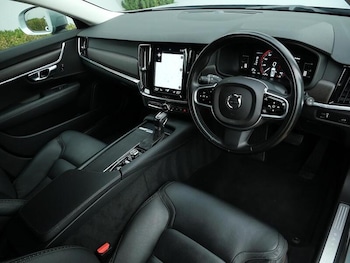 Used Volvo V90 Cross Country 2018 for sale - 76267487: Photo