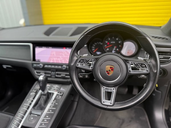 Used Porsche Macan 2021 for sale - 76313043: Photo 2