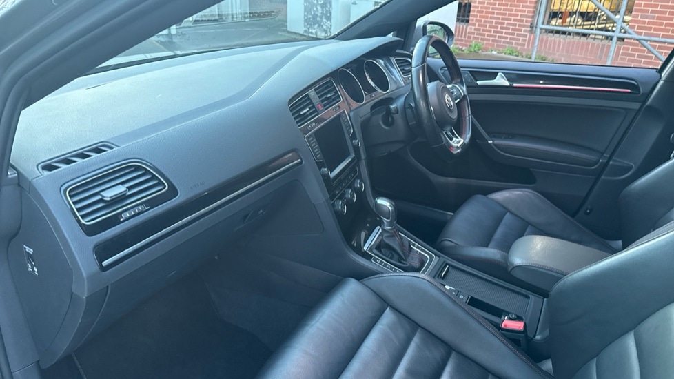 Used Volkswagen Golf 2017 for sale - 76766178: Photo 2