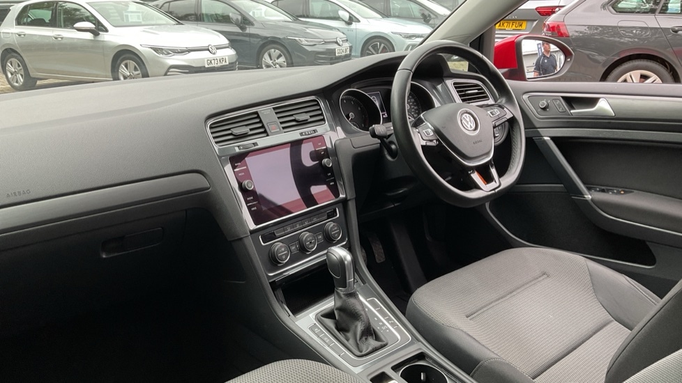 Used Volkswagen Golf 2017 for sale - 76191055: Photo 2
