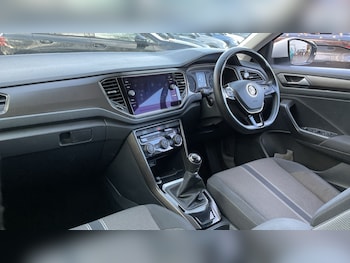 Used Volkswagen T-Roc 2019 for sale - 76400605: Photo