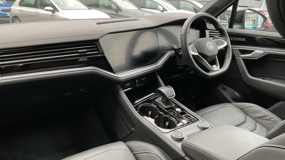 Used Volkswagen Touareg 2025 for sale - 75763356: Photo 2