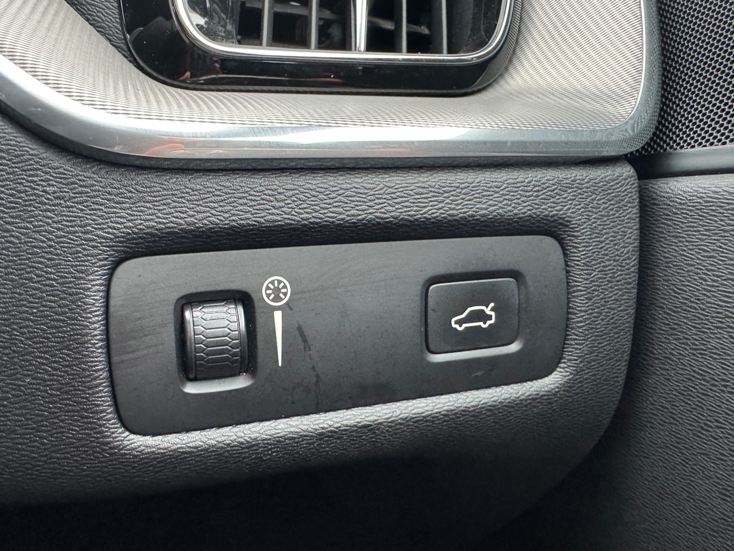 Used Volvo XC60 2018 for sale - 77272698: Photo 30