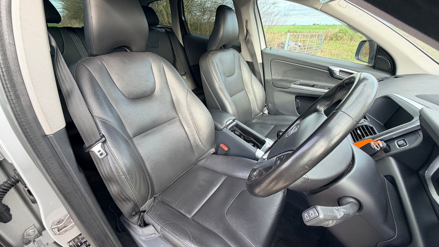 Used Volvo XC60 2015 for sale - 77679183: Photo 2