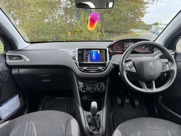 Used Peugeot 208 2013 for sale - 76273074: Photo 2