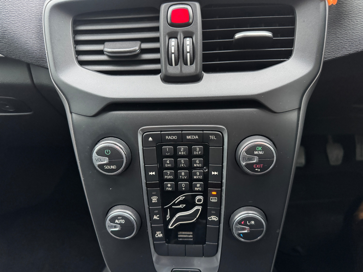 Used Volvo V40 2014 for sale - 77336363: Photo 8