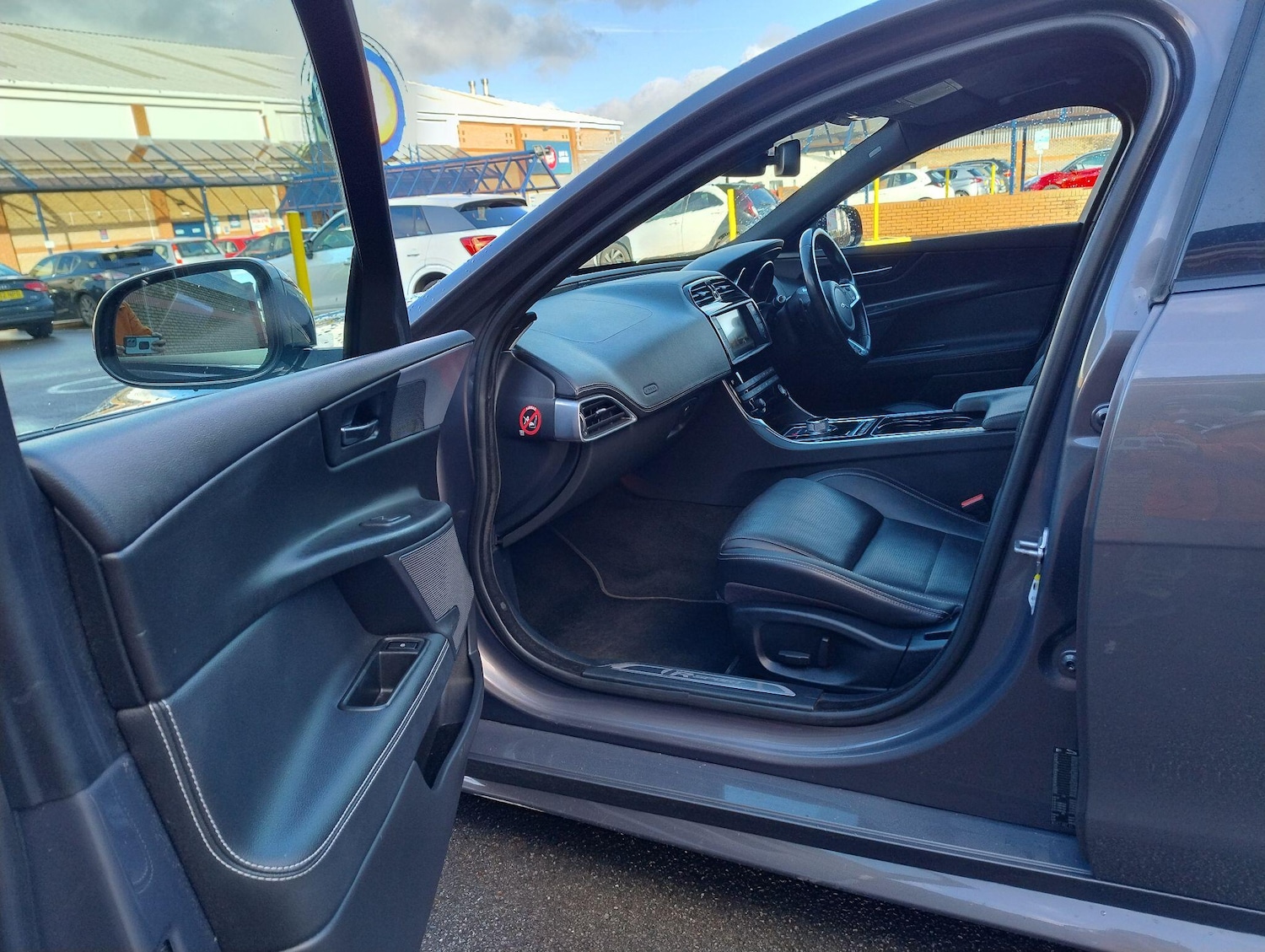 Used Jaguar XE 2016 for sale - 77230212: Photo 65