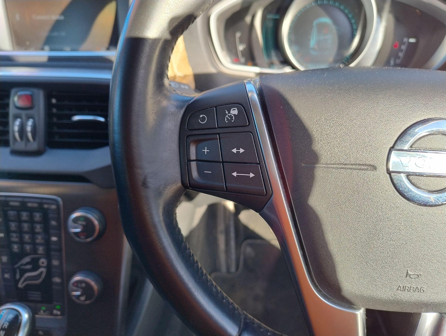 Used Volvo V40 for sale - 77279330: Photo 44