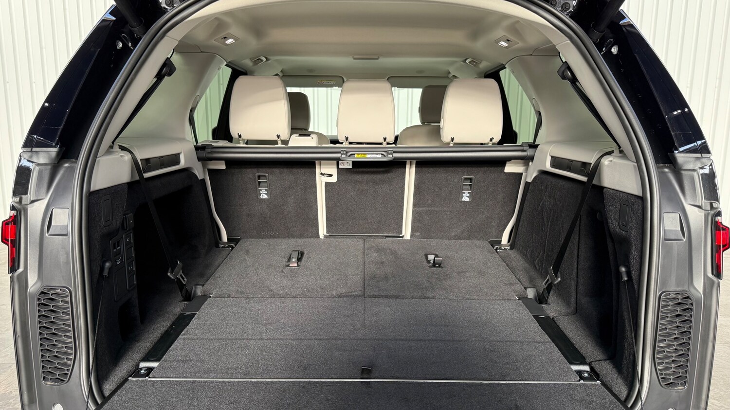 Used Land Rover Discovery 2025 for sale - 76176055: Photo 10