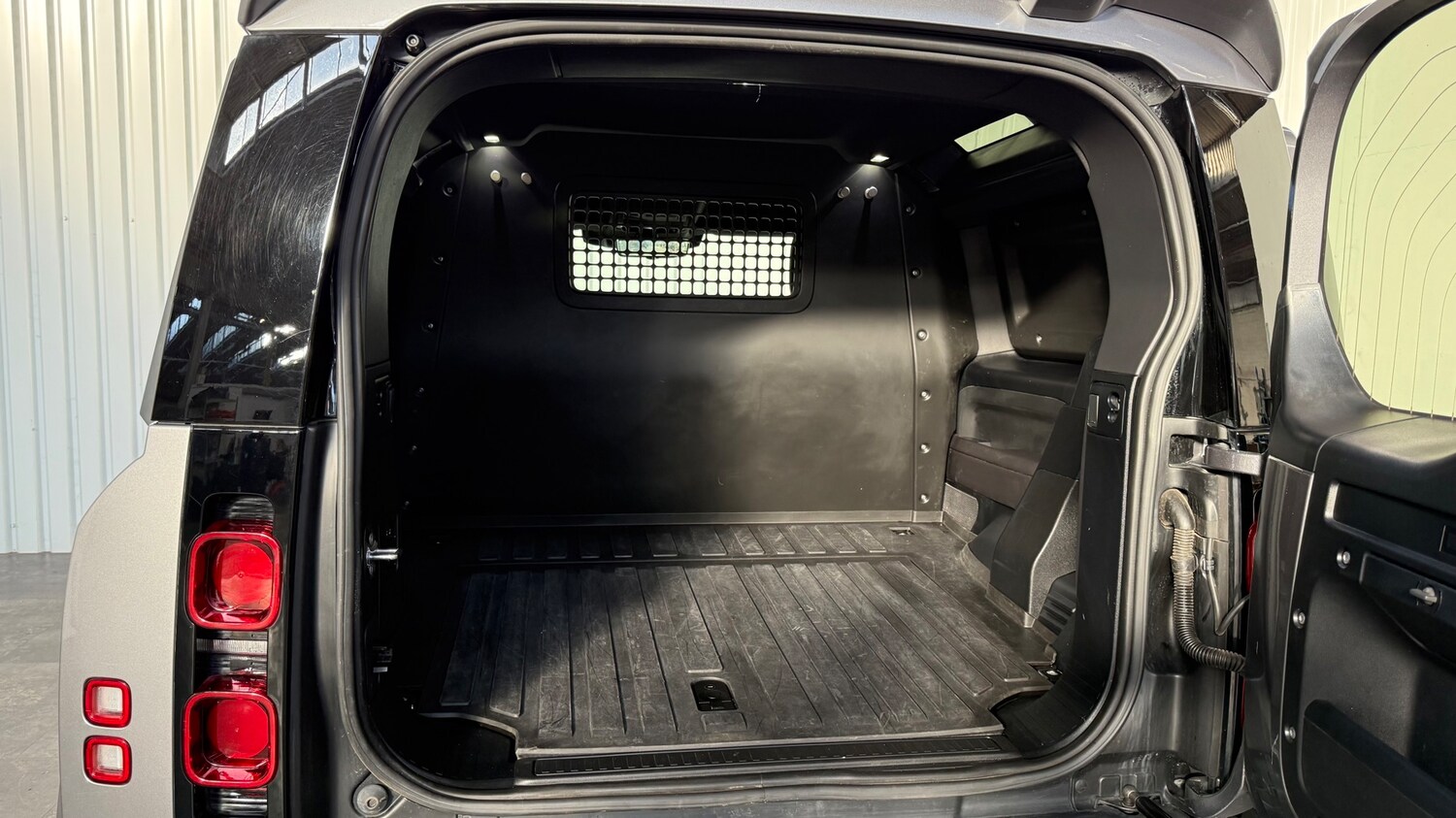 Used Land Rover Defender 90 2024 for sale - 76528681: Photo 10