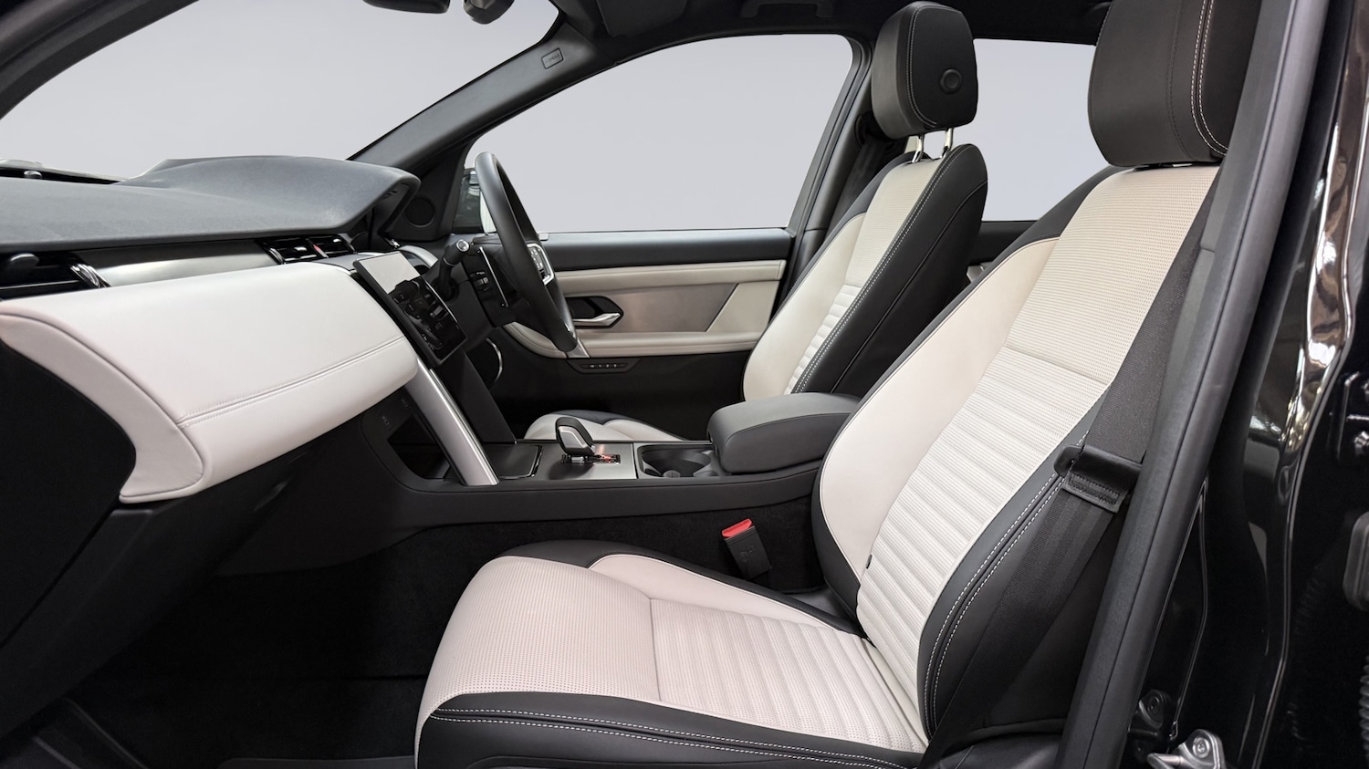 Used Land Rover Discovery Sport 2025 for sale - 77982900: Photo 3