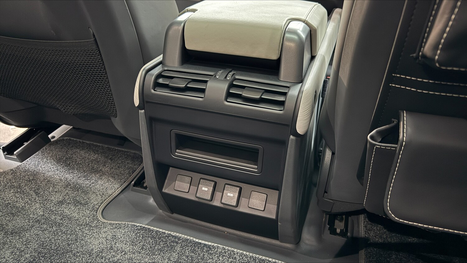 Used Land Rover Defender 2024 for sale - 77855219: Photo 18