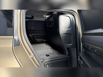 Used Land Rover Defender 110 2024 for sale - 78102514: Photo