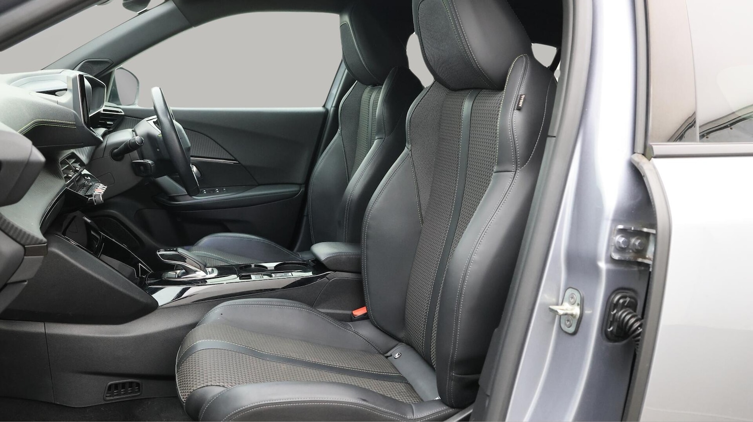 Used Peugeot E-2008 2021 for sale - 76370658: Photo 15