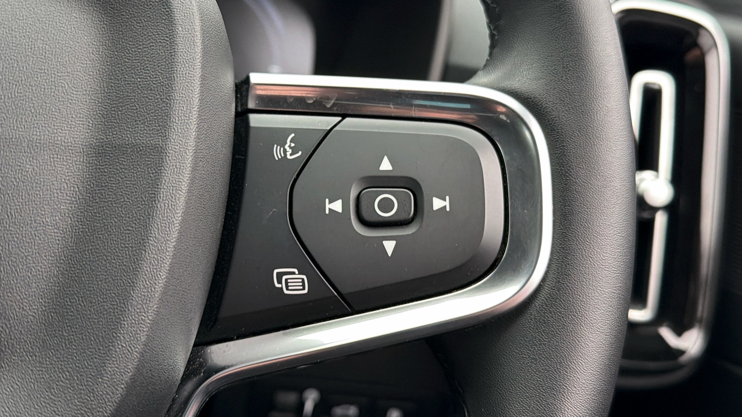 Used Volvo XC40 for sale - 78108940: Photo 24