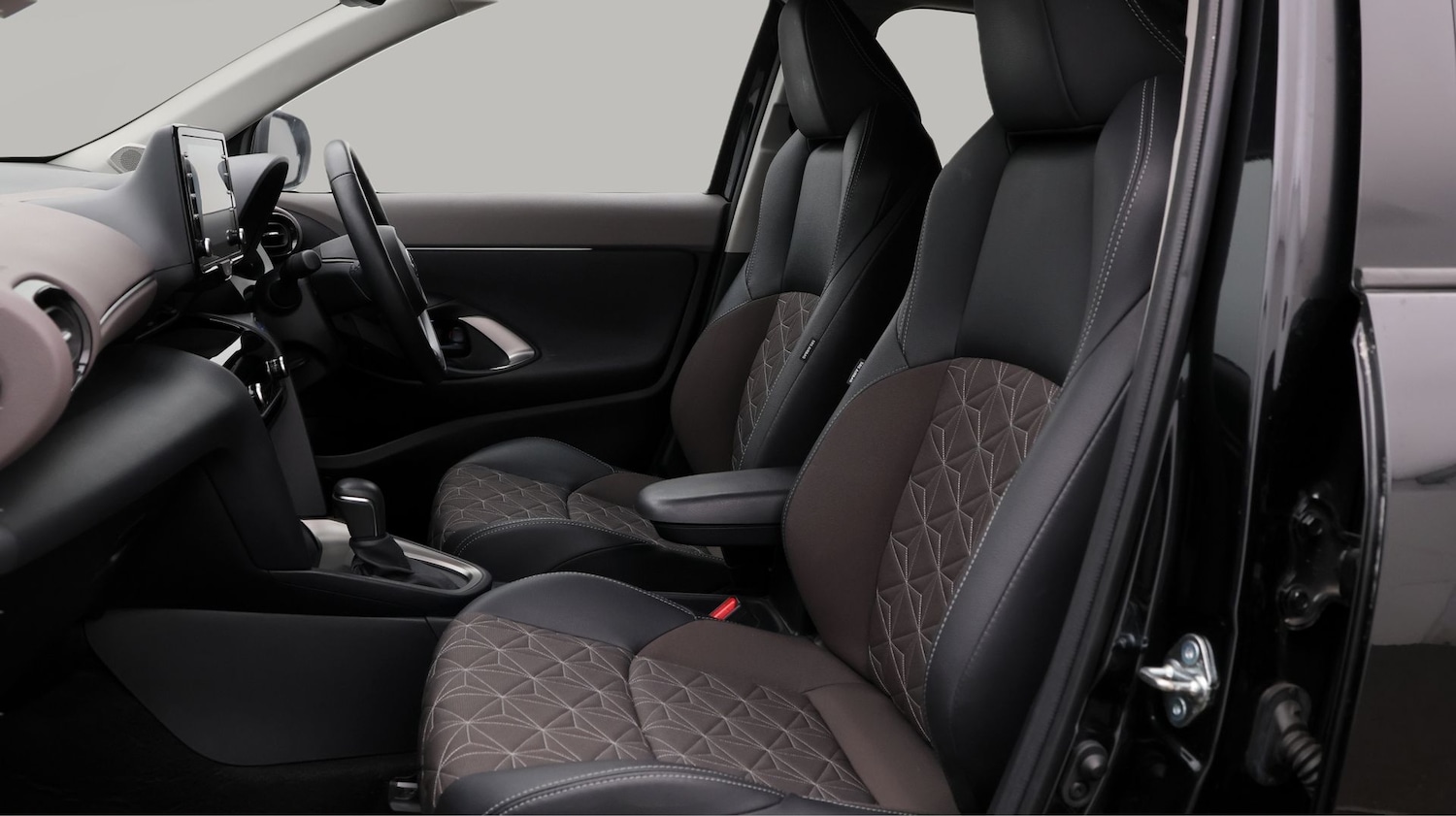 Used Toyota Yaris Cross 2023 for sale - 77460114: Photo 14