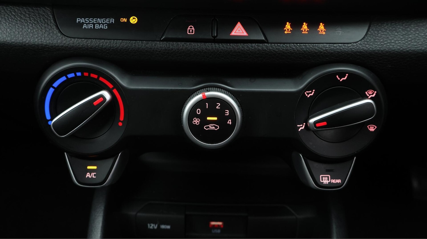 Used Kia Stonic 2023 for sale - 76371459: Photo 13