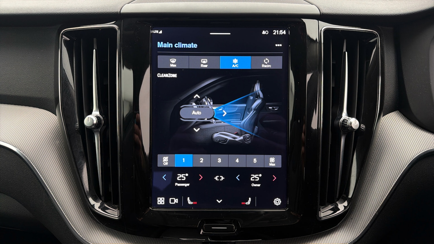 Used Volvo XC60 2023 for sale - 77998620: Photo 11