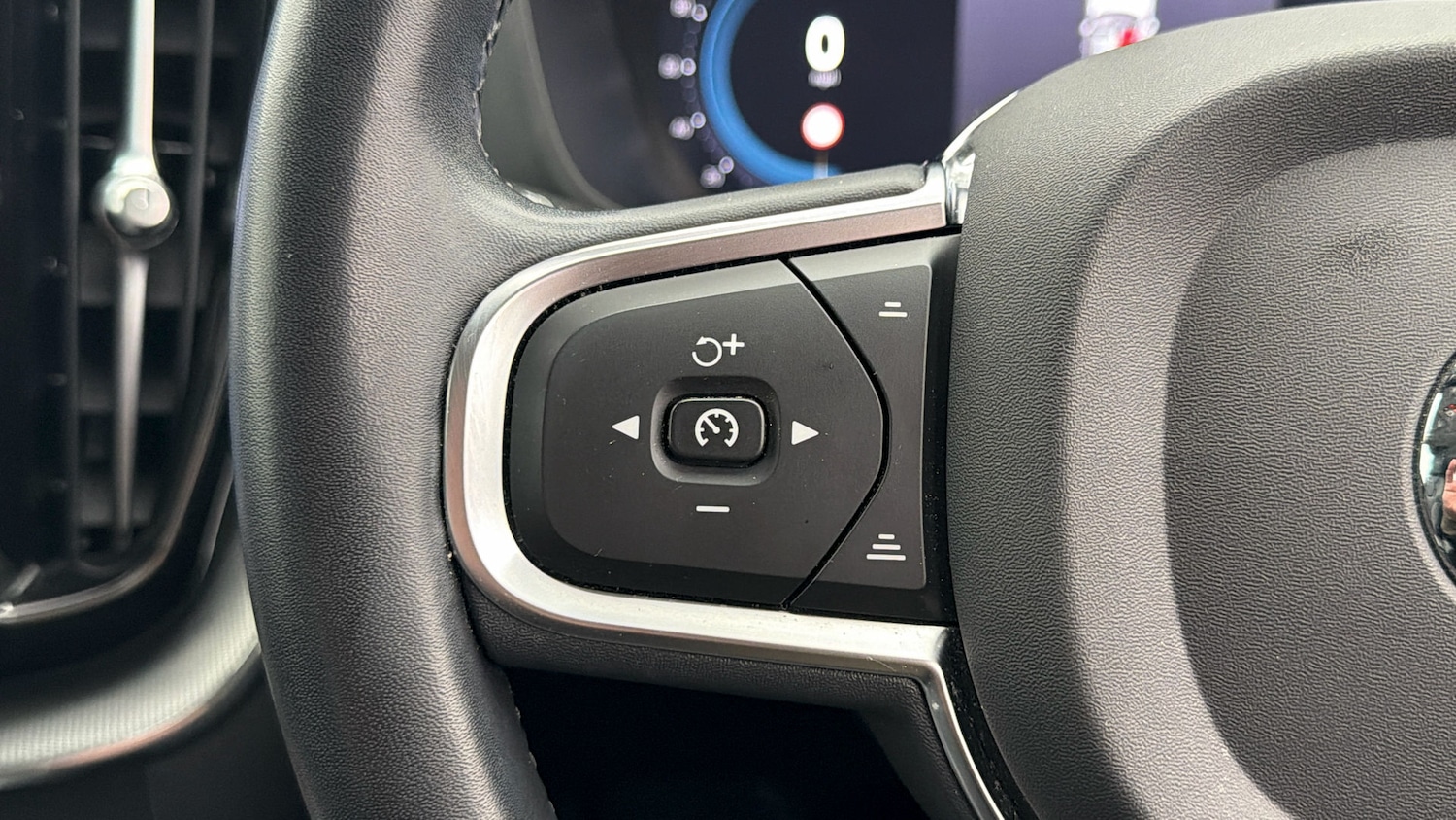 Used Volvo XC60 2023 for sale - 77998620: Photo 23