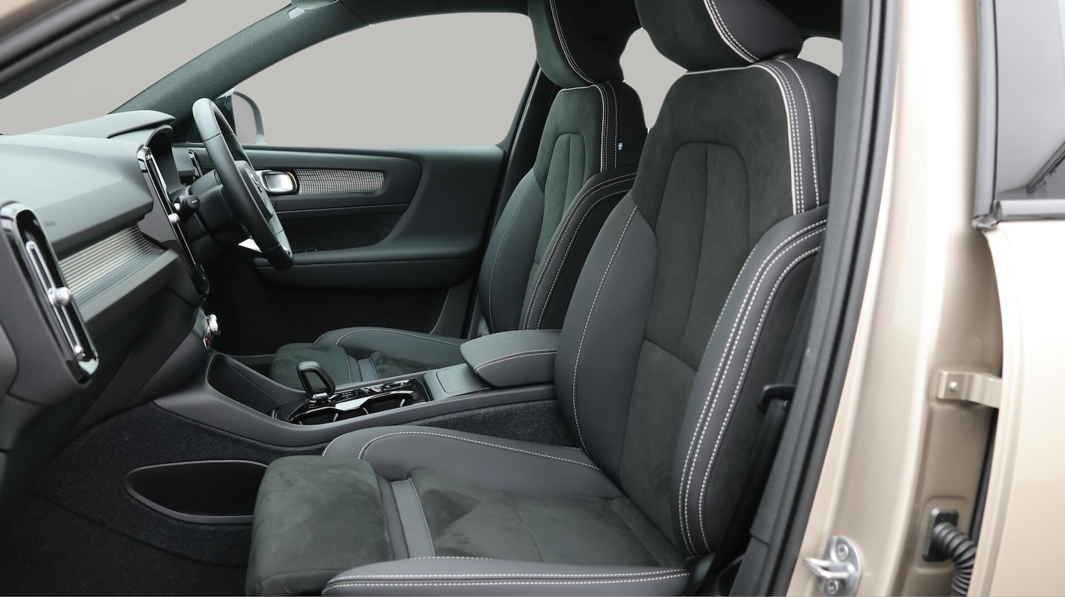 Used Volvo XC40 2023 for sale - 76084141: Photo 15