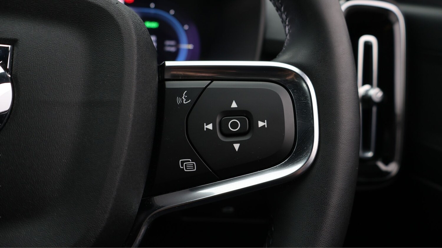 Used Volvo XC40 2023 for sale - 77847985: Photo 25