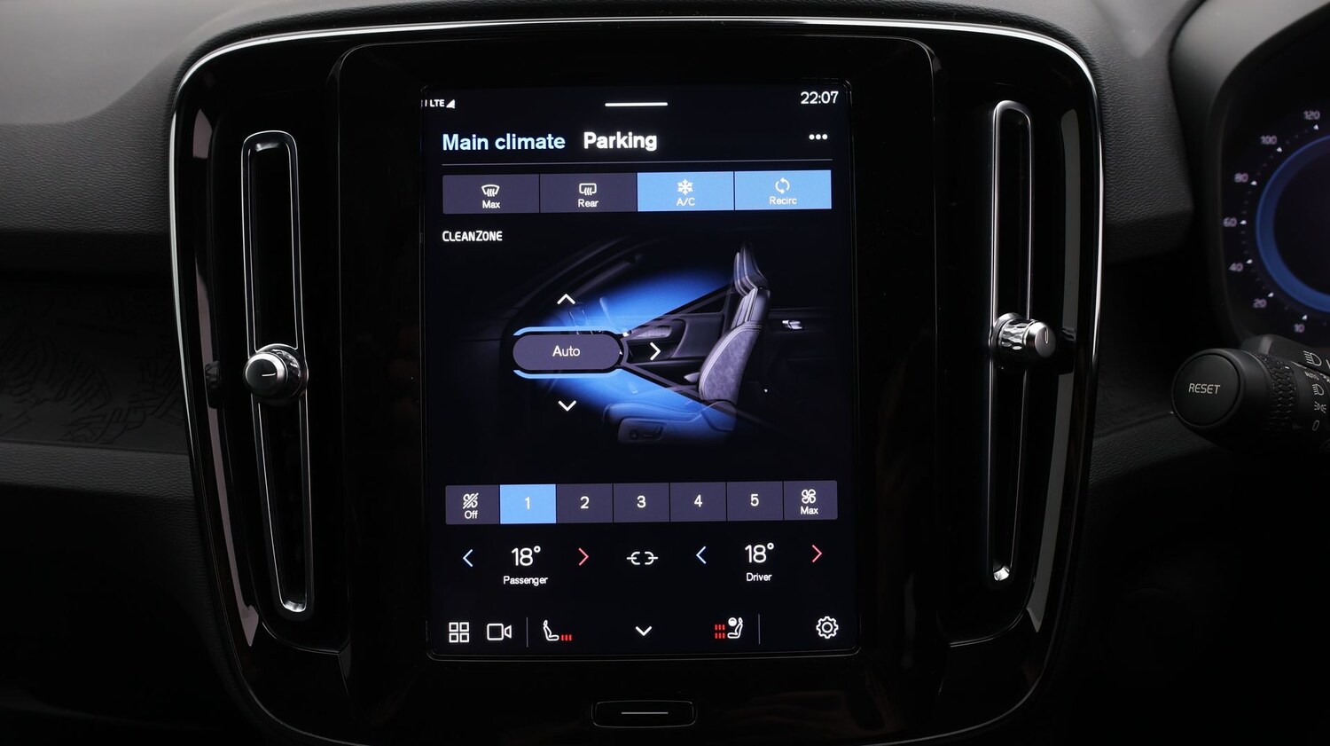 Used Volvo XC40 2023 for sale - 77760384: Photo 12