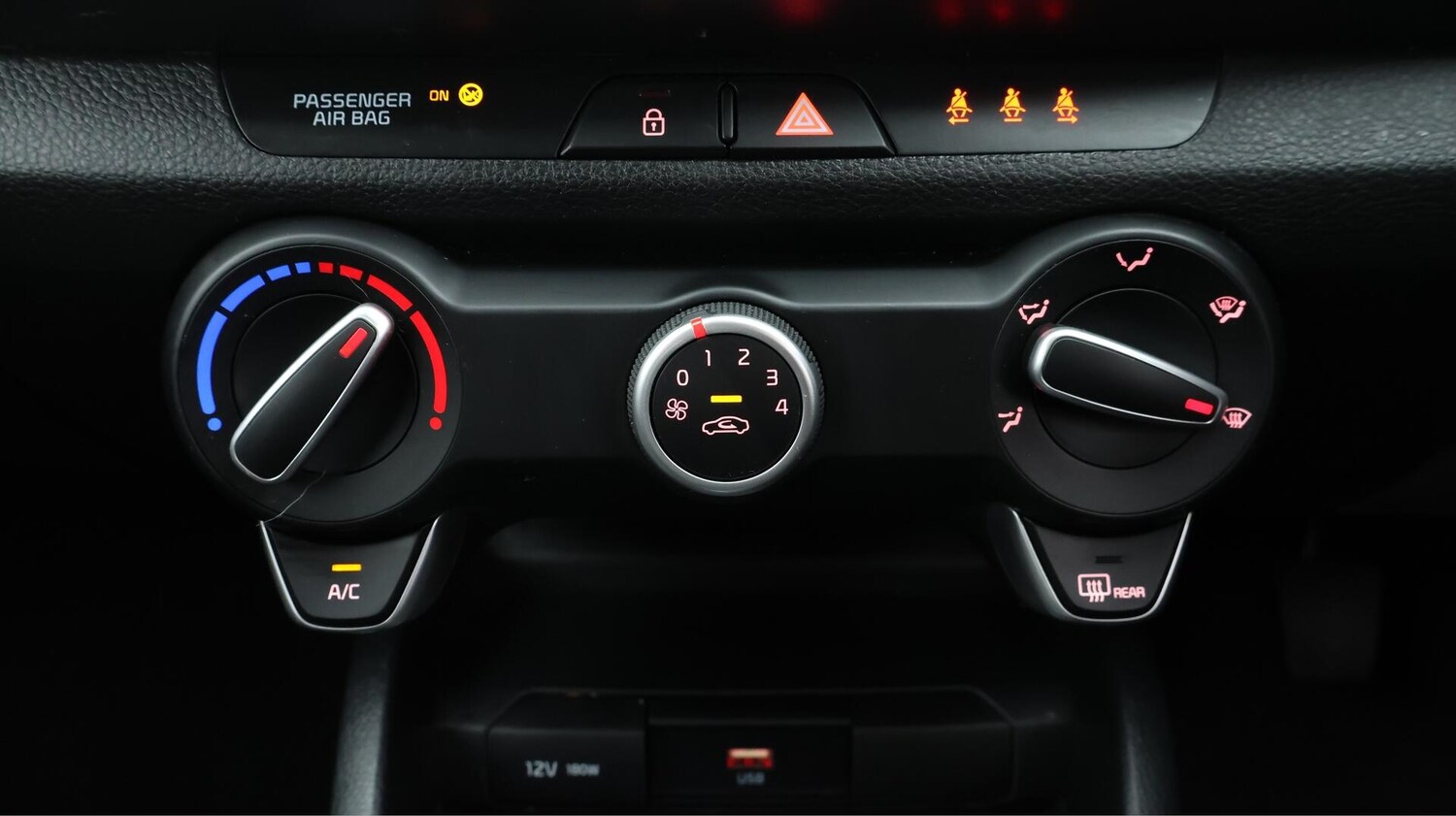 Used Kia Stonic 2023 for sale - 76398035: Photo 13