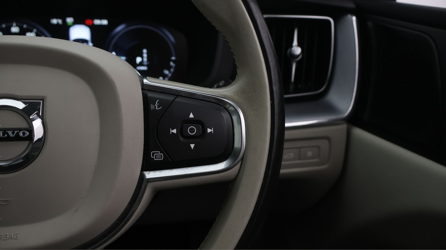 Used Volvo XC60 2021 for sale - 77669129: Photo 25