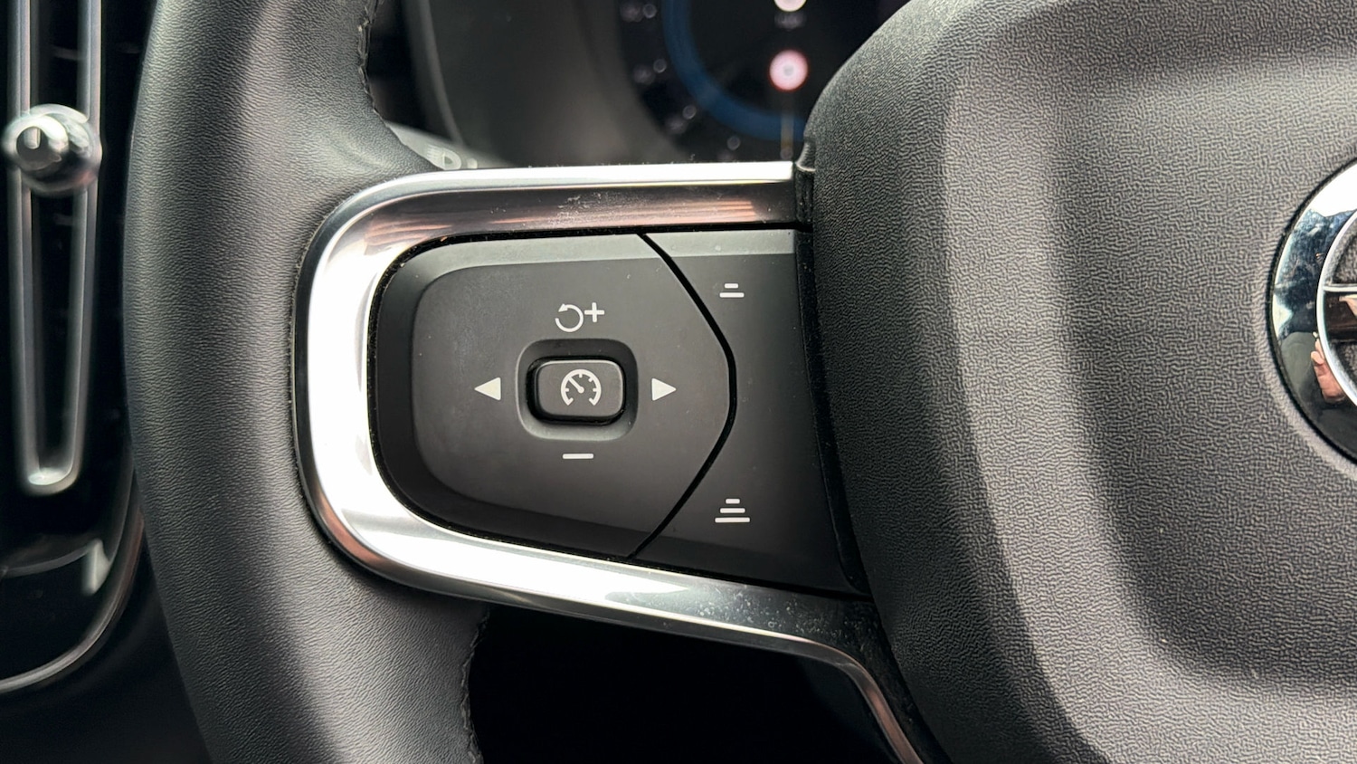 Used Volvo XC40 2023 for sale - 77938332: Photo 23