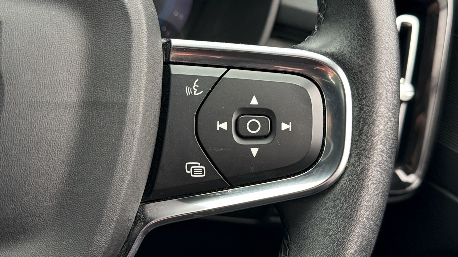 Used Volvo XC40 2023 for sale - 77938332: Photo 24