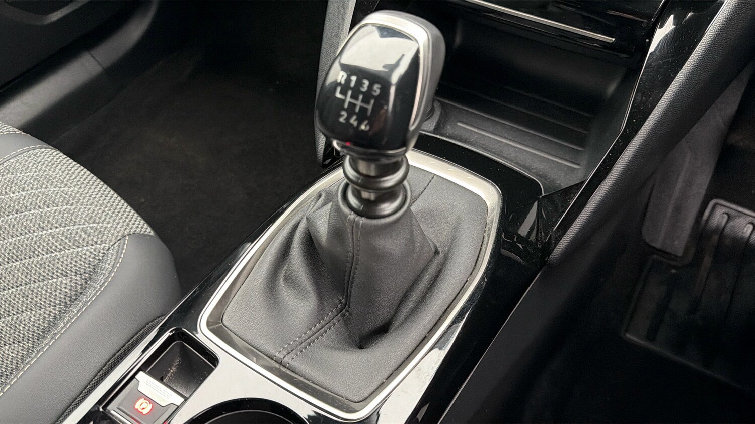 Used Peugeot 2008 2023 for sale - 77945652: Photo 25