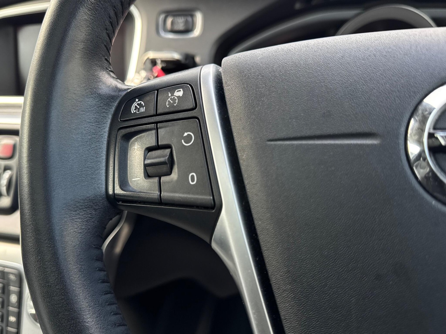 Used Volvo V40 2019 for sale - 76991359: Photo 30