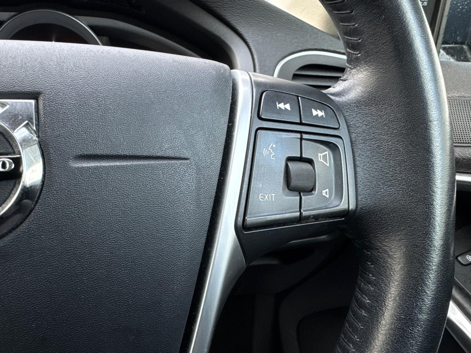 Used Volvo V40 2019 for sale - 76991359: Photo 32