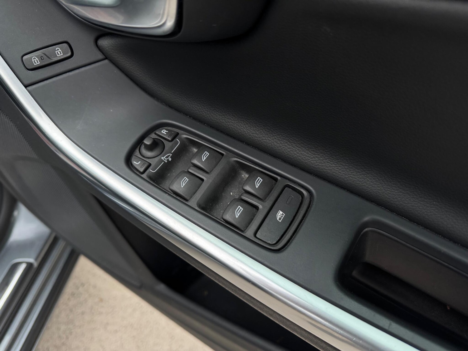 Used Volvo V60 2017 for sale - 77330739: Photo 57