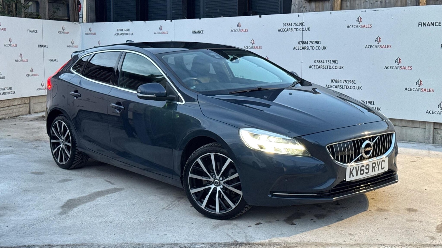 Used Volvo V40 2019 for sale - 76666577: Photo 1