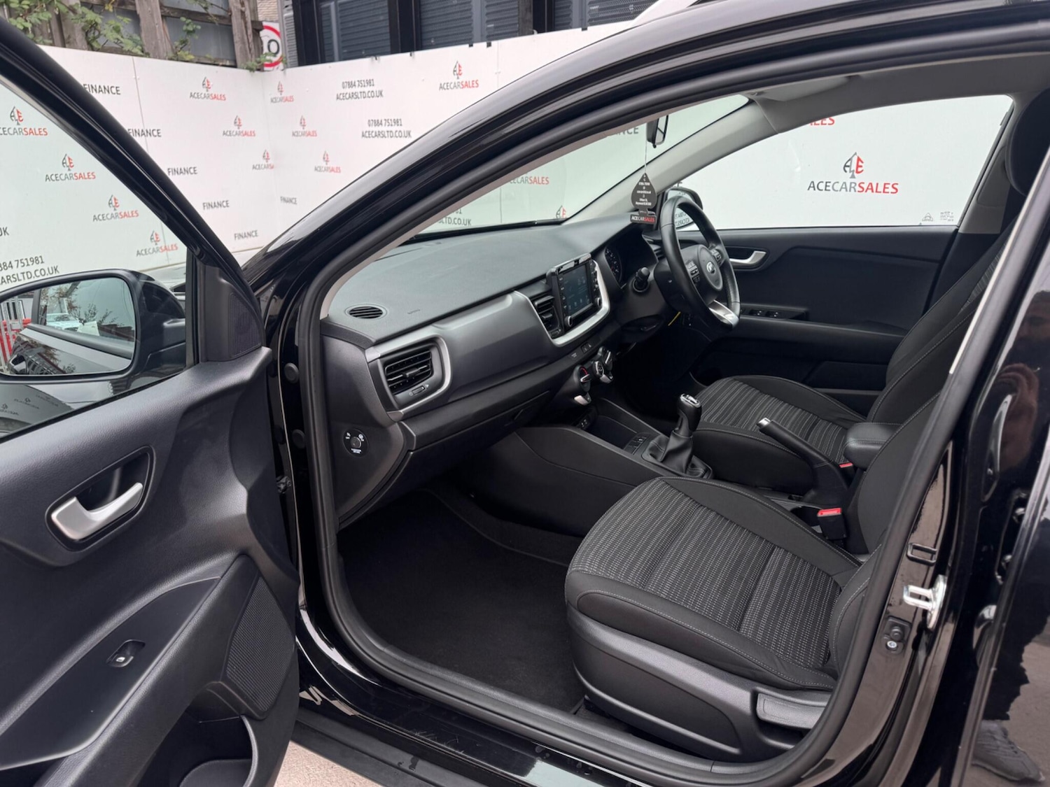 Used Kia Stonic 2017 for sale - 76284437: Photo 17