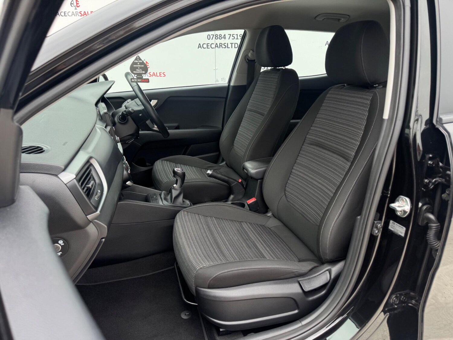 Used Kia Stonic 2017 for sale - 76284437: Photo 19