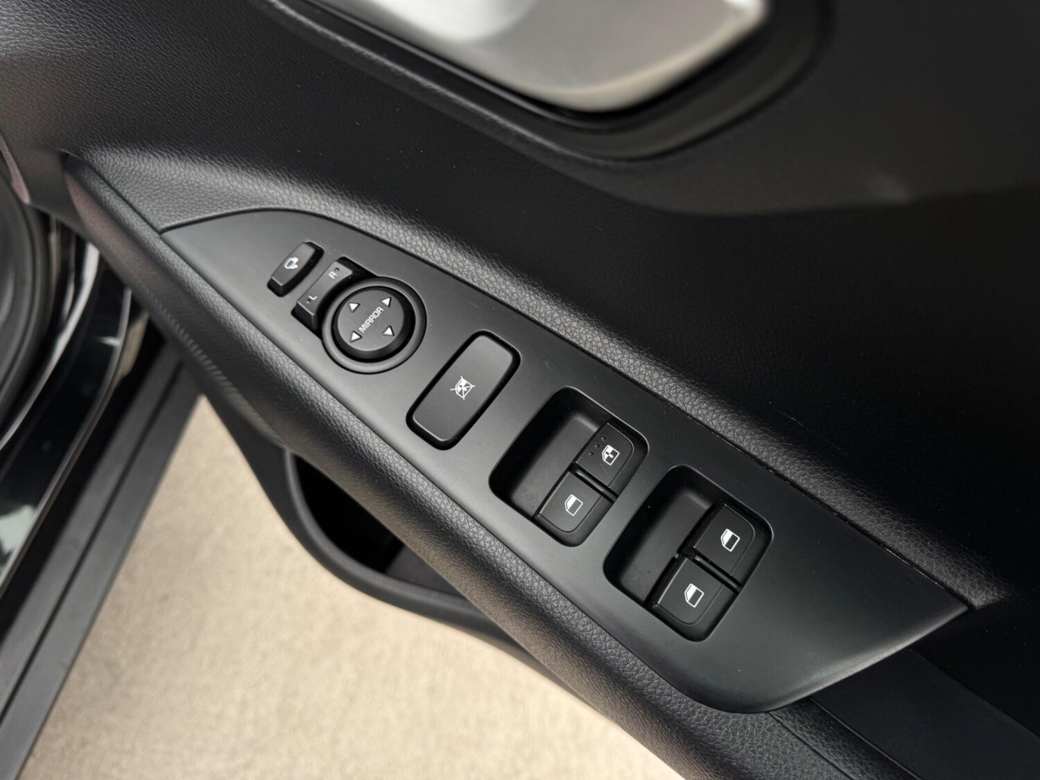 Used Kia Stonic 2017 for sale - 76284437: Photo 45