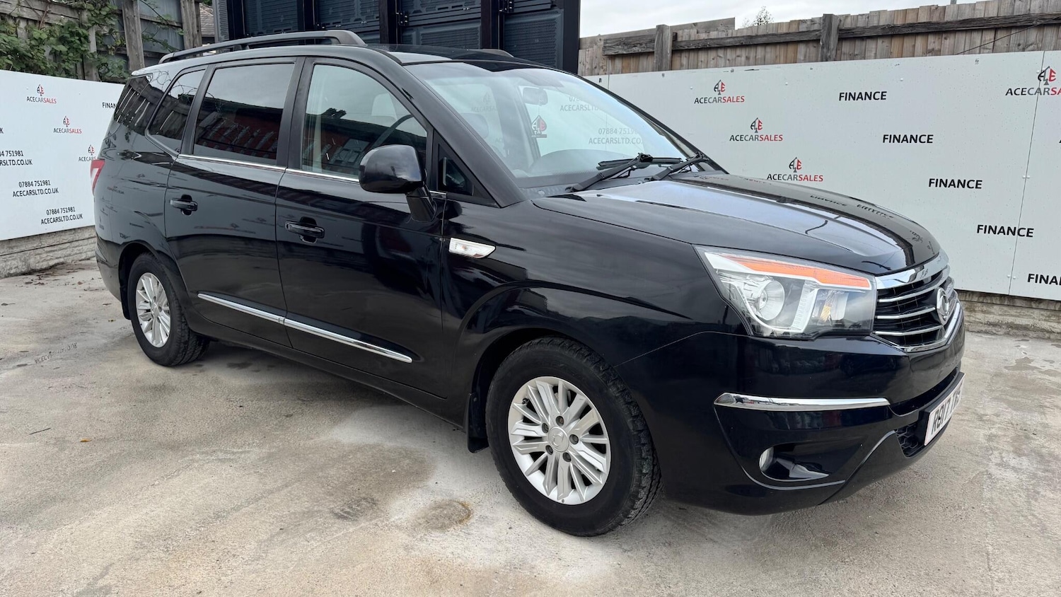 Used Ssangyong Turismo 2017 for sale - 76189906: Photo 2
