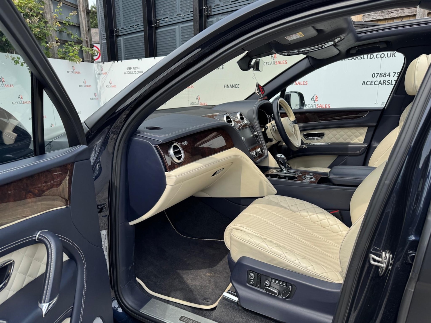 Used Bentley Bentayga 2017 for sale - 76537940: Photo 15