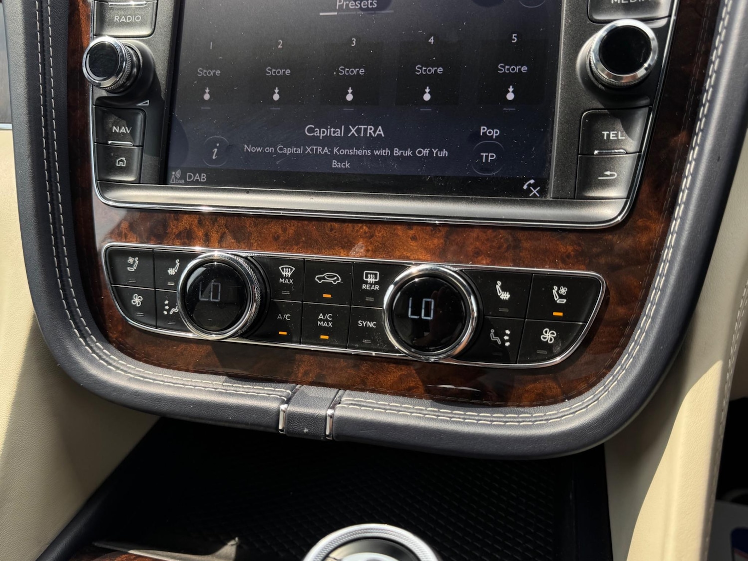 Used Bentley Bentayga 2017 for sale - 76537940: Photo 25