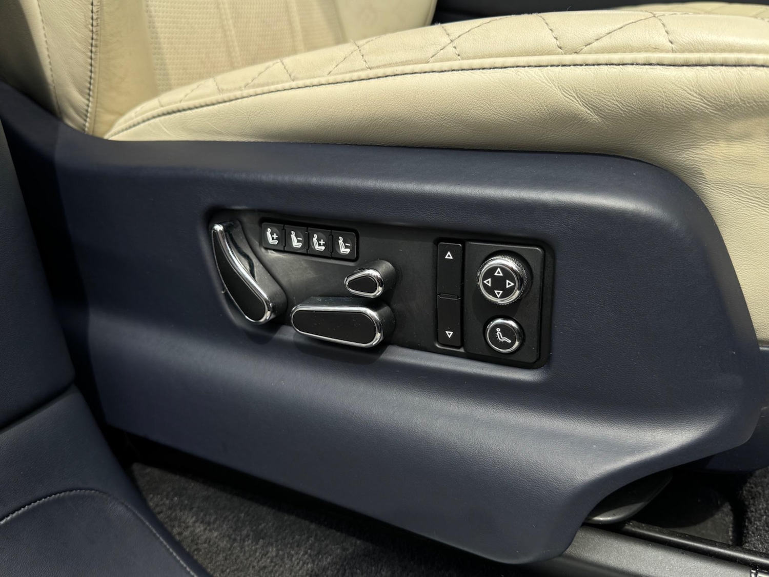 Used Bentley Bentayga 2017 for sale - 76537940: Photo 67