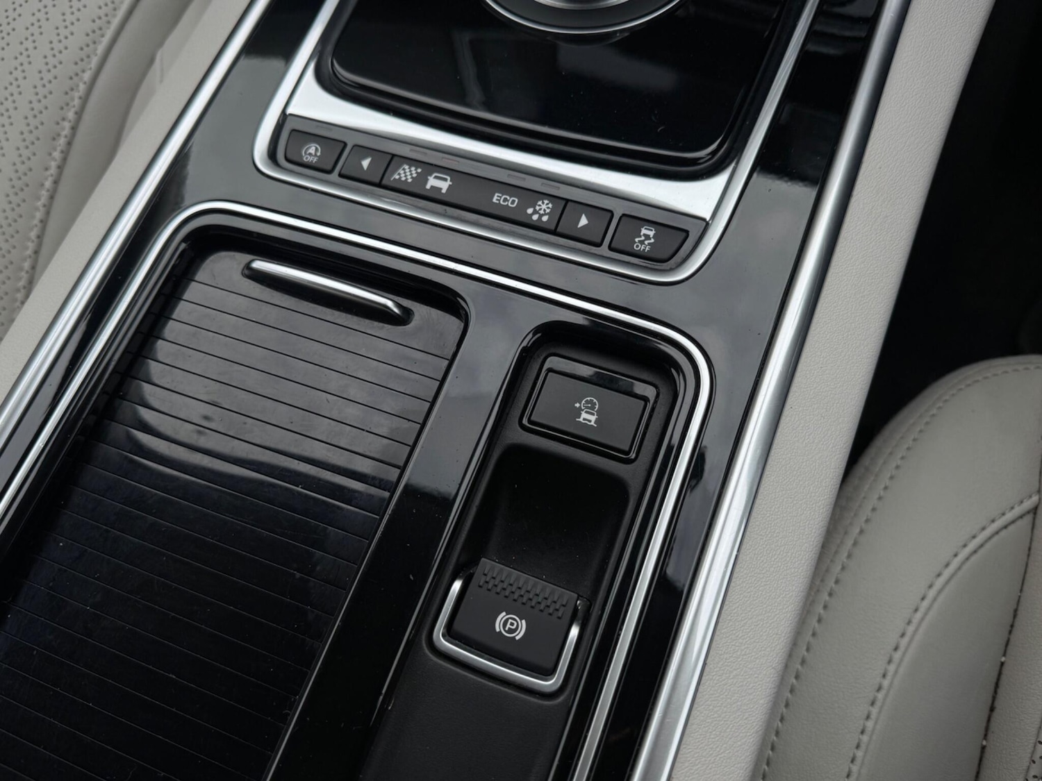 Used Jaguar XE 2017 for sale - 76498681: Photo 27