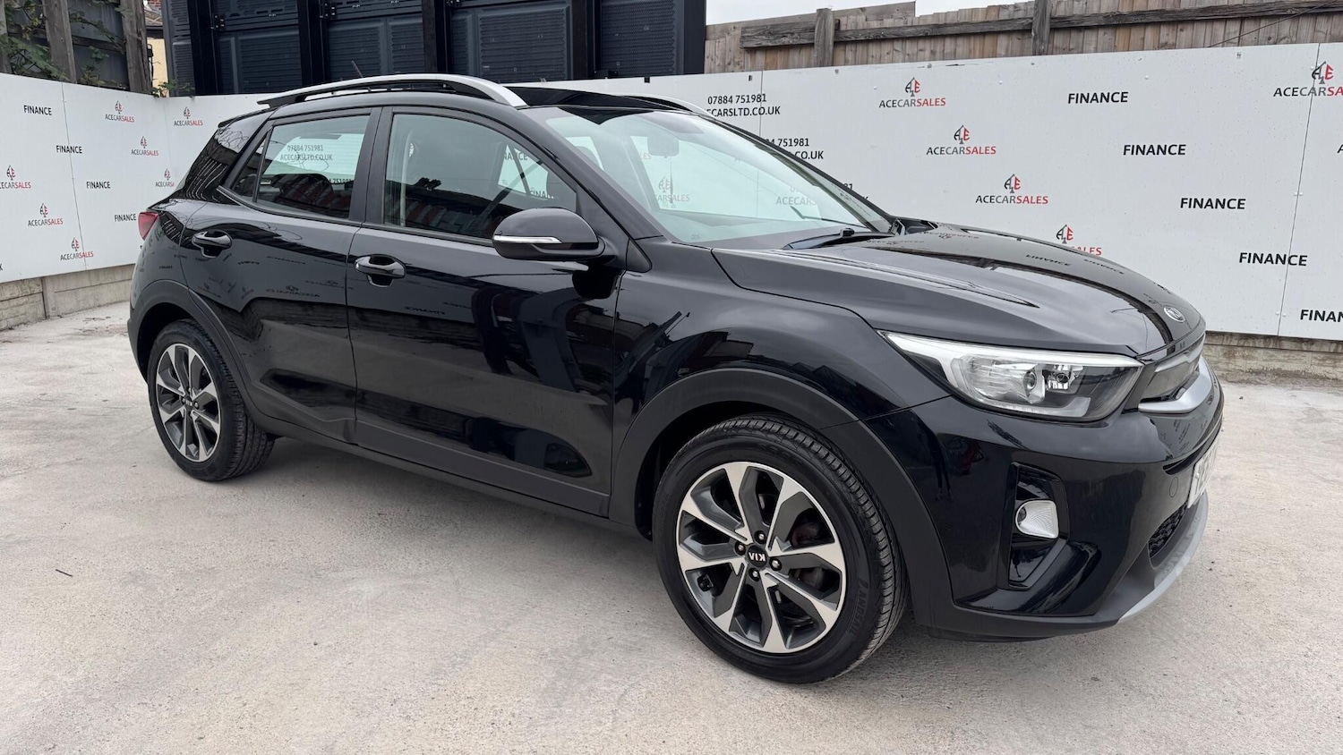 Used Kia Stonic 2017 for sale - 76990443: Photo 2