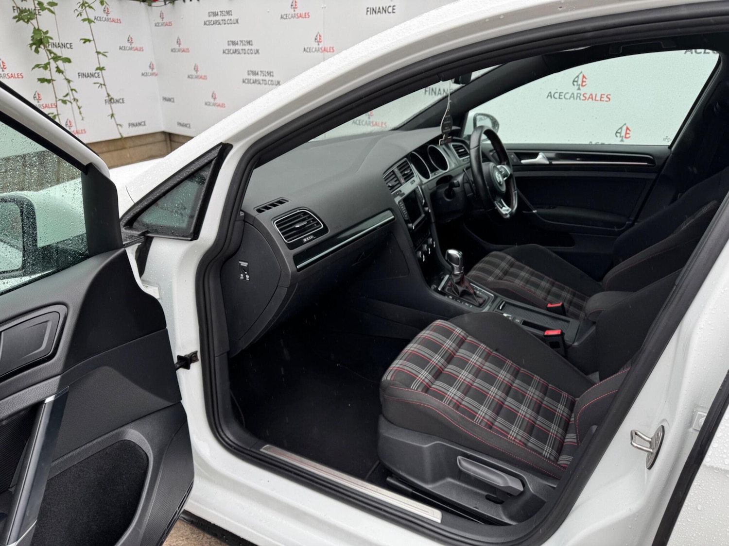 Used Volkswagen Golf 2017 for sale - 76000902: Photo 17