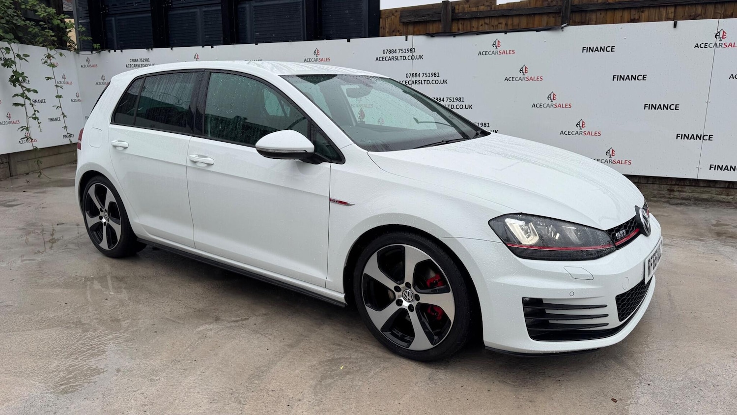 Used Volkswagen Golf 2017 for sale - 76000902: Photo 2