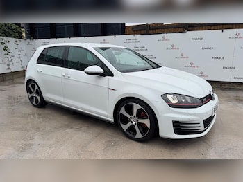 Used Volkswagen Golf 2017 for sale - 76000902: Photo 2