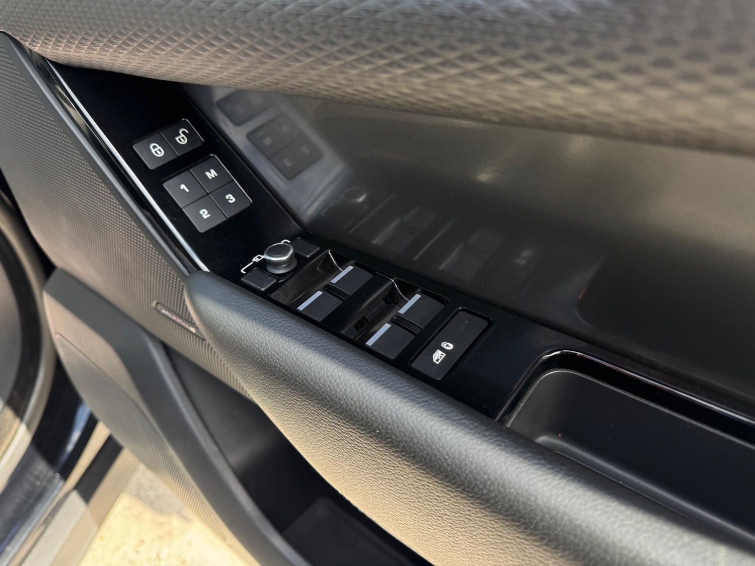 Used Land Rover Range Rover Velar 2017 for sale - 78204182: Photo 64