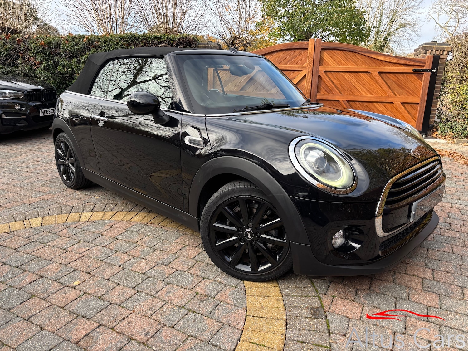Used MINI Convertible 2018 for sale - 76616880: Photo 1